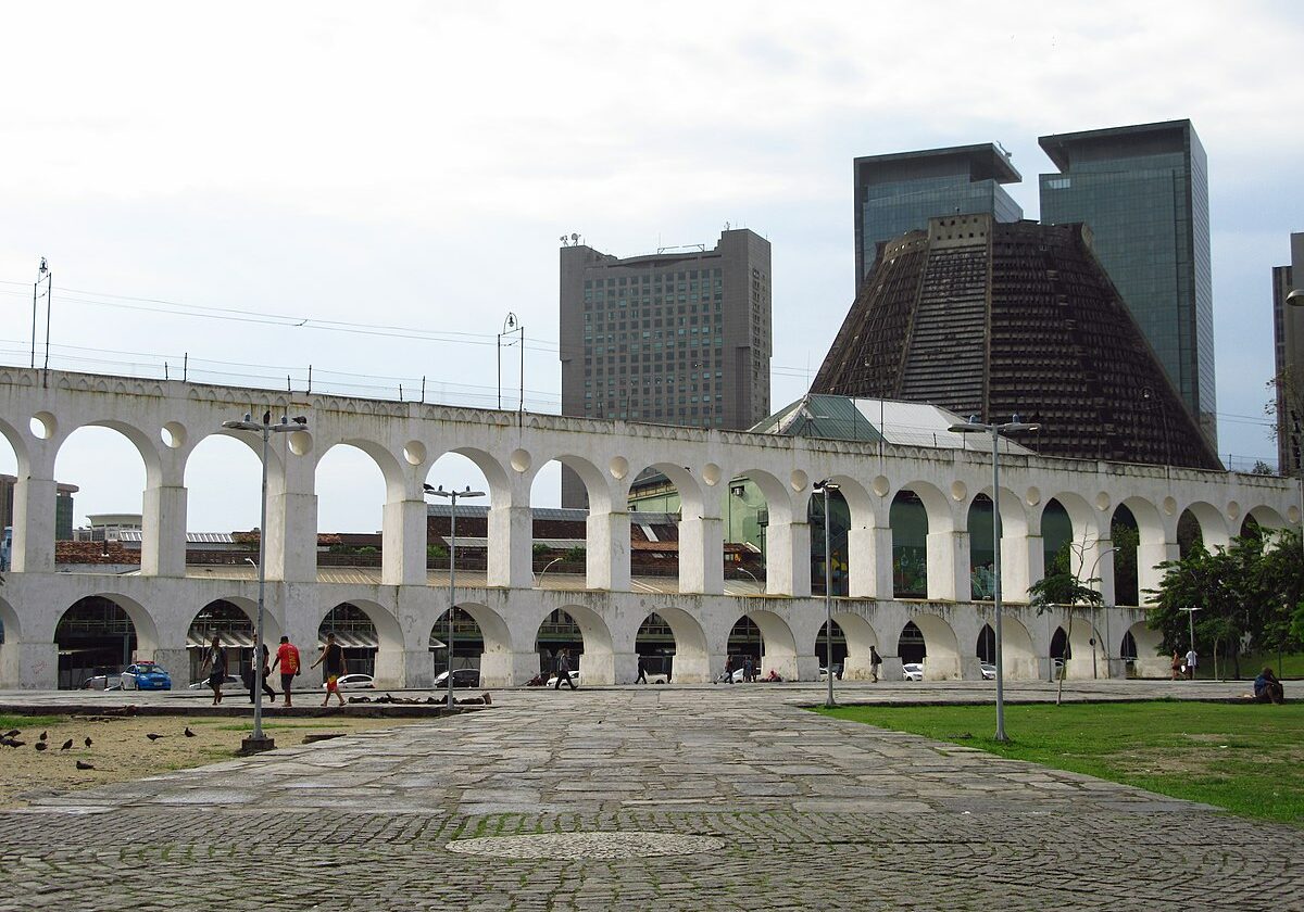 1200px-2018_Rio_de_Janeiro_-_Aqueduto_da_Carioca